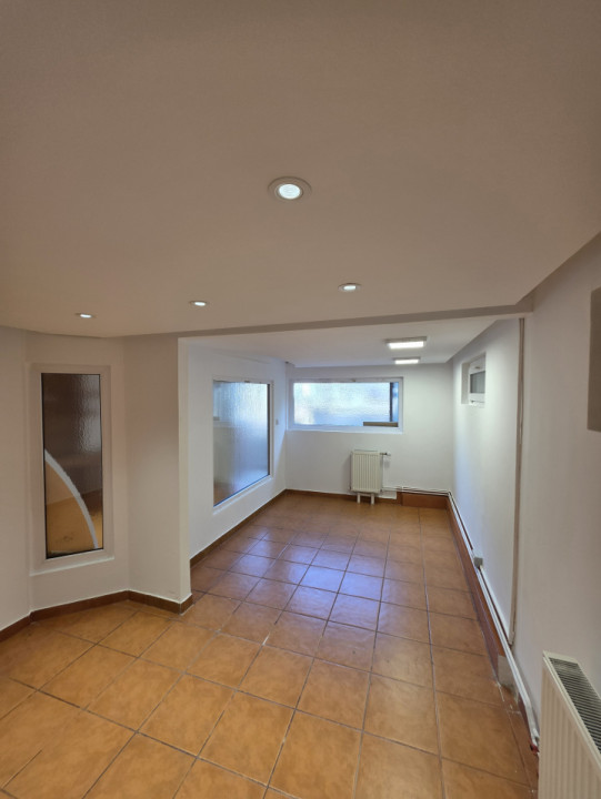 Spatiu comercial de inchiriat, cladire de birouri