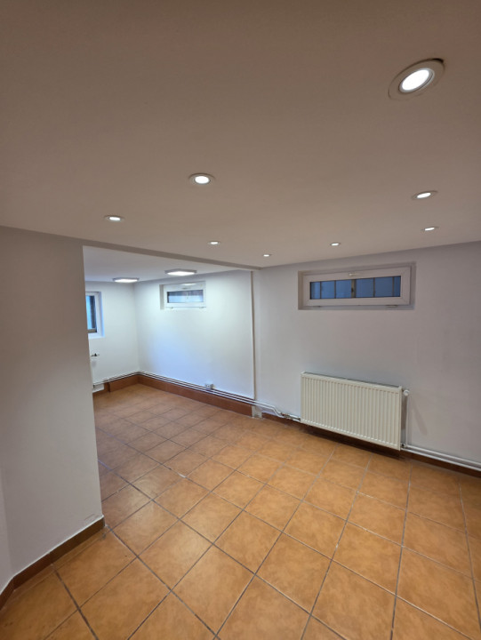 Spatiu comercial de inchiriat, cladire de birouri