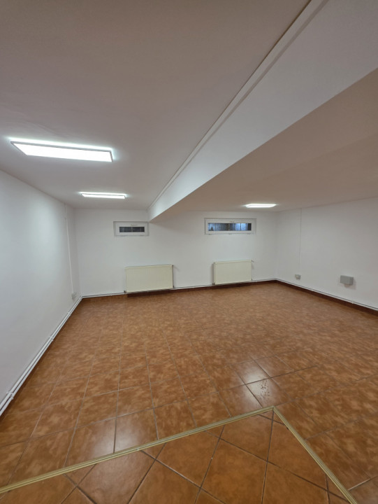Spatiu comercial de inchiriat, cladire de birouri