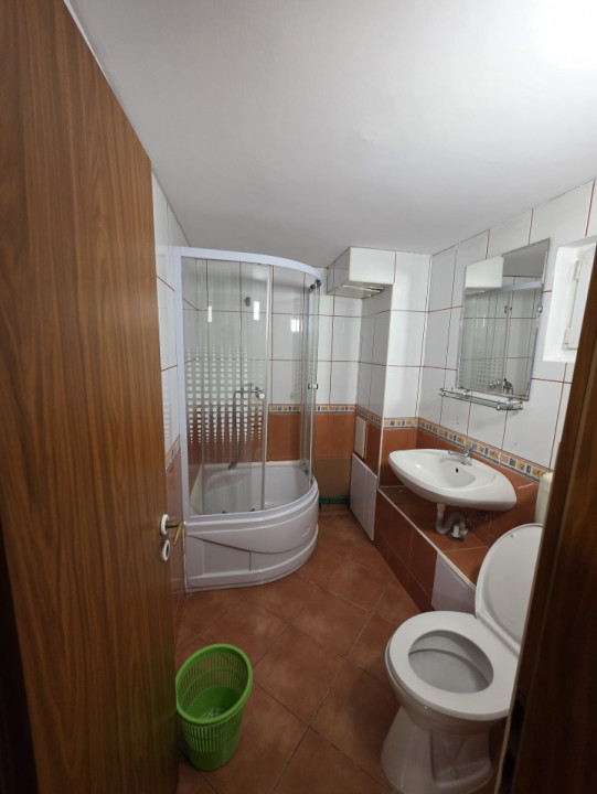 Spatiu comercial de inchiriat, cladire de birouri