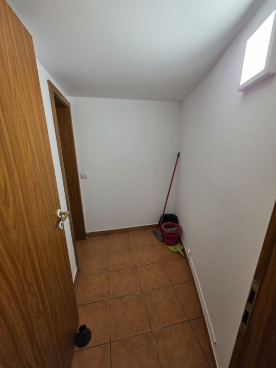 Spatiu comercial de inchiriat, cladire de birouri