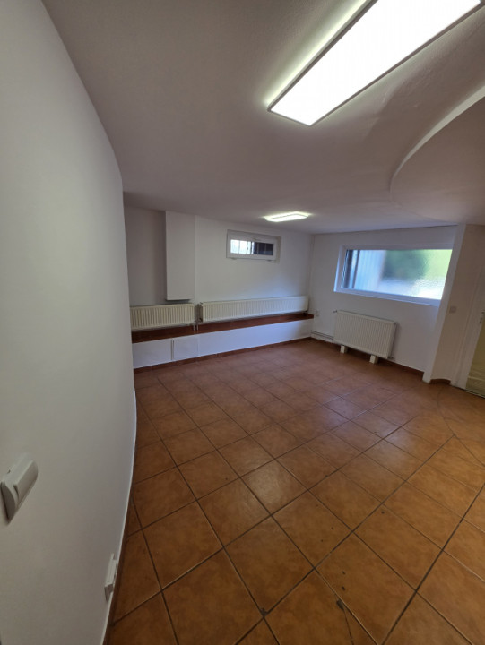 Spatiu comercial de inchiriat, cladire de birouri