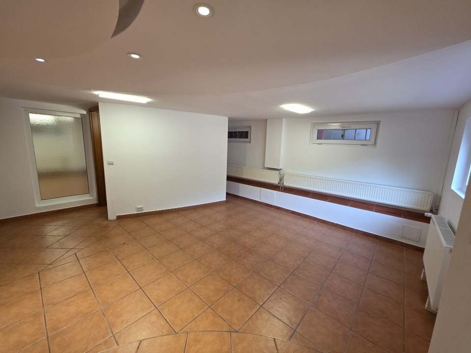 Spatiu comercial de inchiriat, cladire de birouri