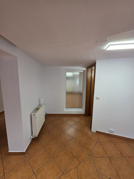 Spatiu comercial de inchiriat, cladire de birouri