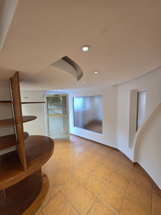 Spatiu comercial de inchiriat, cladire de birouri