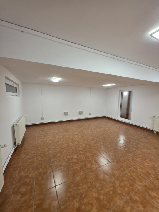 Spatiu comercial de inchiriat, cladire de birouri