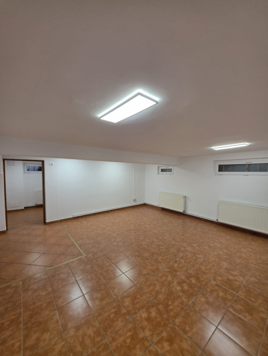 Spatiu comercial de inchiriat, cladire de birouri