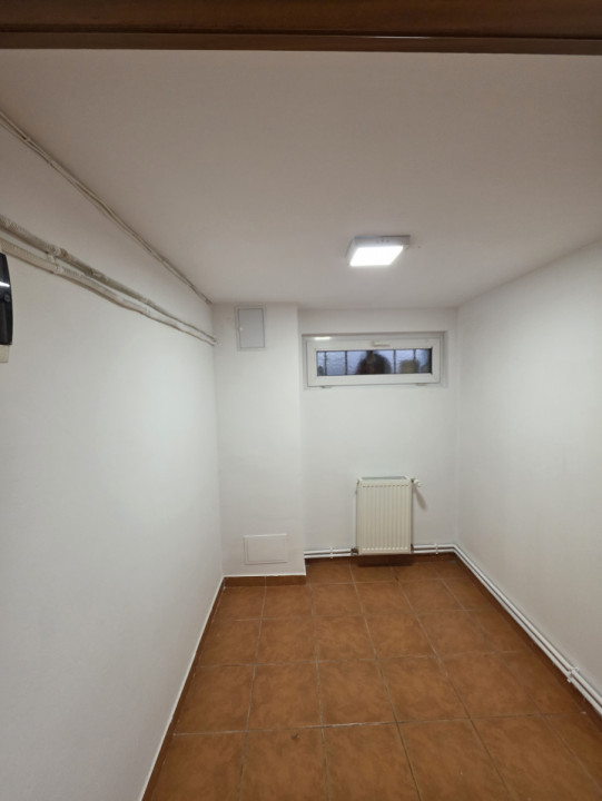 Spatiu comercial de inchiriat, cladire de birouri