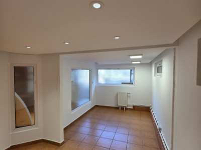Spatiu comercial de inchiriat, cladire de birouri