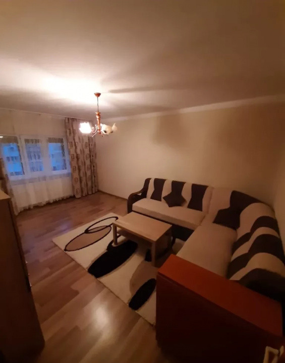 De inchiriat apartament 2 camere decomandat zona Soarelui