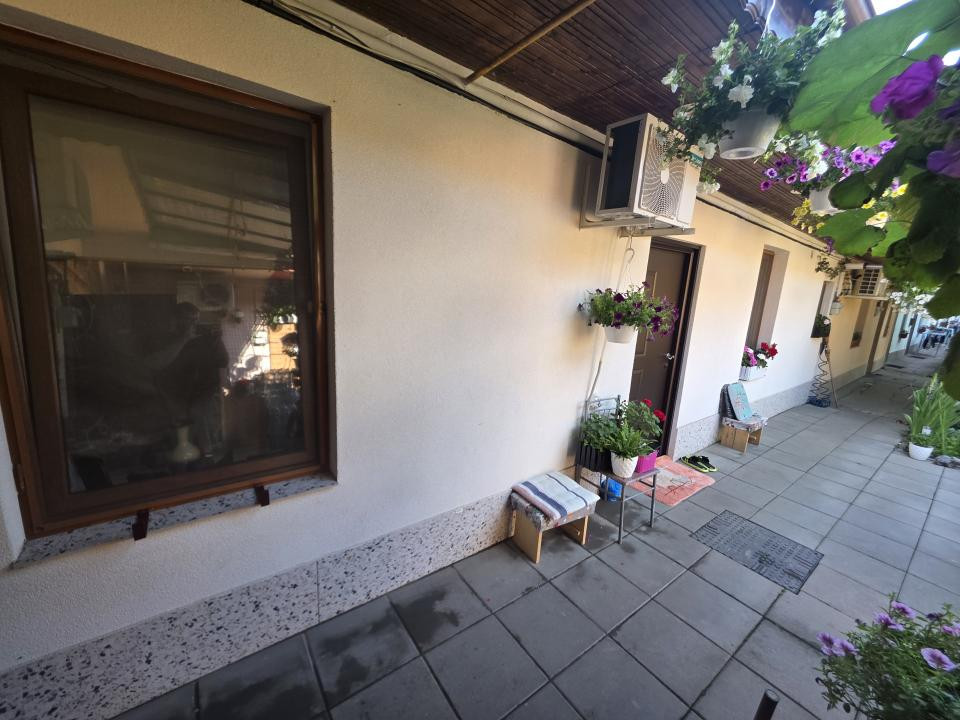 Apartament la curte comuna, de vanzare - Calea Sagului