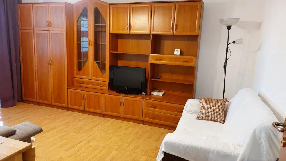 Se închiriază garsonieră decomandată 35 m² – Str. Enric Baader – 330 €/lună